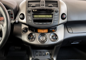 Подержанный автомобиль Toyota RAV4 2011 года (15 фото)