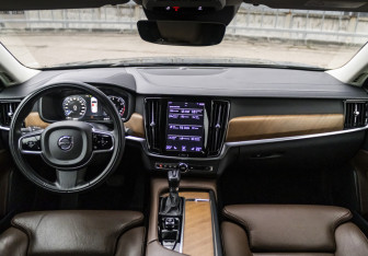Подержанный автомобиль Volvo S90 2019 года (20 фото)