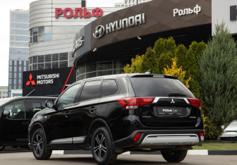 Подержанный автомобиль Mitsubishi Outlander 2019 года (5 фото)
