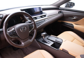 Подержанный автомобиль Lexus ES 2020 года (9 фото)
