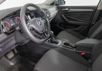 Подержанный автомобиль Volkswagen Jetta Sedan 2020 года (10 фото)