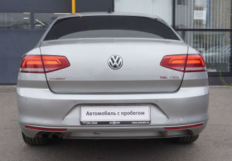 Подержанный автомобиль Volkswagen Passat Sedan 2017 года (6 фото)
