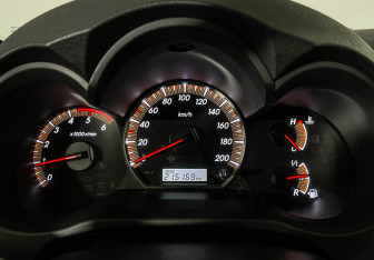 Подержанный автомобиль Toyota Hilux 2013 года (11 фото)