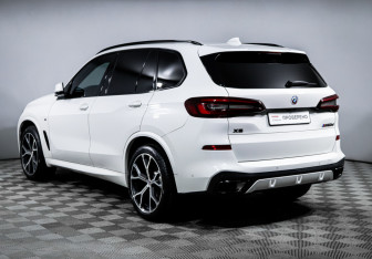 Подержанный автомобиль BMW X5 2022 года (7 фото)
