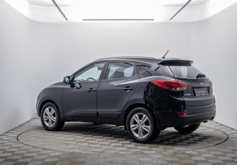 Подержанный автомобиль Hyundai ix35 2011 года (7 фото)