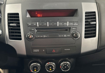 Подержанный автомобиль Mitsubishi Outlander 2011 года (13 фото)