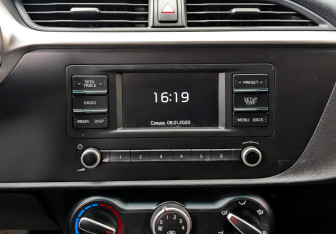 Подержанный автомобиль Kia Rio Hatchback 2021 года (15 фото)