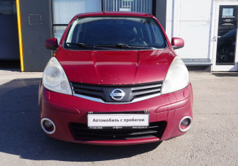 Подержанный автомобиль Nissan Note 2013 года (2 фото)