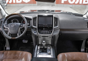 Подержанный автомобиль Toyota Land Cruiser Suv 2016 года (14 фото)
