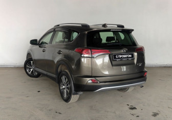 Подержанный автомобиль Toyota RAV4 2016 года (7 фото)