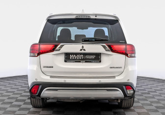 Подержанный автомобиль Mitsubishi Outlander 2019 года (6 фото)
