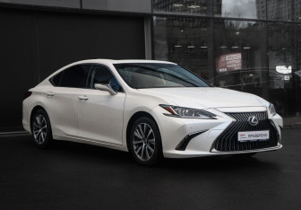 Подержанный автомобиль Lexus ES 2018 года (3 фото)