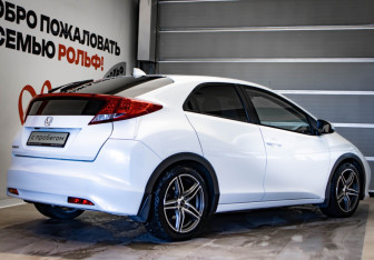 Подержанный автомобиль Honda Civic Hatchback 2013 года (4 фото)