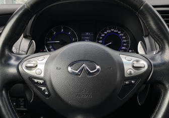 Подержанный автомобиль Infiniti QX70 2016 года (15 фото)