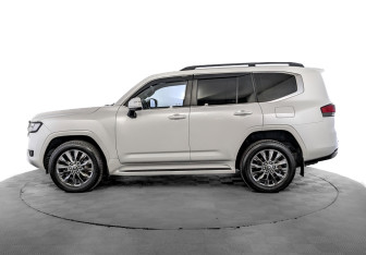 Подержанный автомобиль Toyota Land Cruiser Suv 2022 года (8 фото)