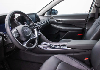 Подержанный автомобиль Hyundai Sonata 2022 года (10 фото)