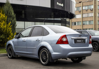 Подержанный автомобиль Ford Focus Sedan 2006 года (7 фото)