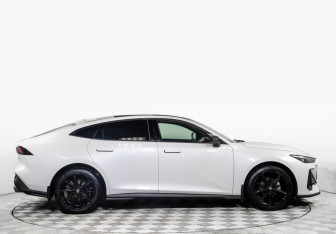 Подержанный автомобиль Changan UNI-V 2022 года (3 фото)