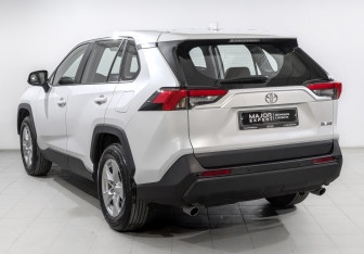 Подержанный автомобиль Toyota RAV4 2024 года (7 фото)