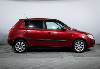 Подержанный автомобиль Skoda Fabia Hatchback 2008 года (4 фото)