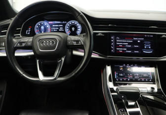 Подержанный автомобиль Audi Q8 2019 года (8 фото)
