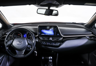 Подержанный автомобиль Toyota C-HR 2018 года (17 фото)