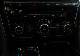 Подержанный автомобиль Jaguar XJ 2013 года (27 фото)