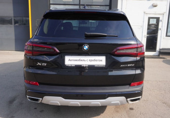 Подержанный автомобиль BMW X5 2020 года (6 фото)