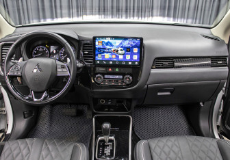 Подержанный автомобиль Mitsubishi Outlander 2022 года (14 фото)