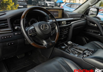 Подержанный автомобиль Lexus LX 2017 года (16 фото)
