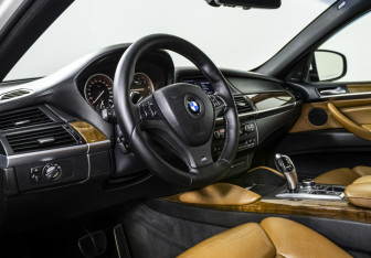 Подержанный автомобиль BMW X6 2012 года (10 фото)