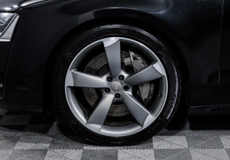 Подержанный автомобиль Audi S8 2013 года (15 фото)