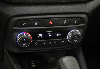 Подержанный автомобиль Chevrolet Tracker 2022 года (18 фото)