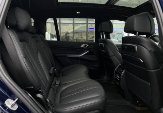 Подержанный автомобиль BMW X7 2022 года (28 фото)