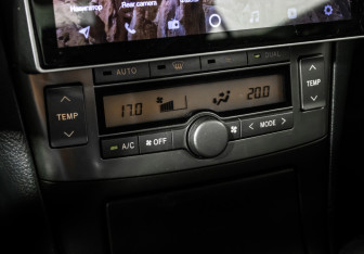 Подержанный автомобиль Toyota Avensis Sedan 2004 года (17 фото)