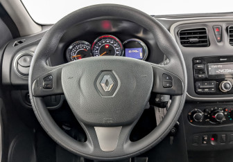 Подержанный автомобиль Renault Sandero 2018 года (21 фото)