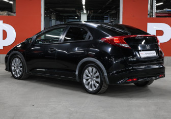 Подержанный автомобиль Honda Civic Hatchback 2012 года (5 фото)