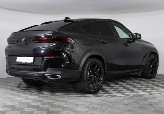 Подержанный автомобиль BMW X6 2022 года (2 фото)