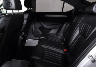 Подержанный автомобиль Skoda Superb Liftback 2016 года (19 фото)