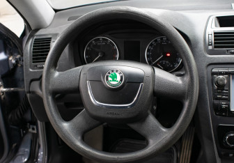 Подержанный автомобиль Skoda Octavia Liftback 2010 года (17 фото)