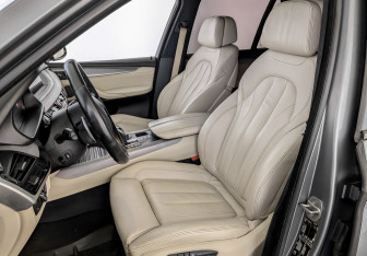 Подержанный автомобиль BMW X5 2015 года (20 фото)