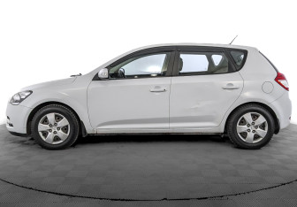 Подержанный автомобиль Kia Ceed Hatchback 2010 года (8 фото)