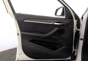 Подержанный автомобиль BMW X1 2021 года (19 фото)