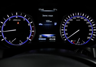 Подержанный автомобиль Infiniti Q50 2015 года (11 фото)