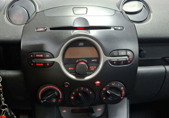 Подержанный автомобиль Mazda 2 Hatchback 2009 года (14 фото)