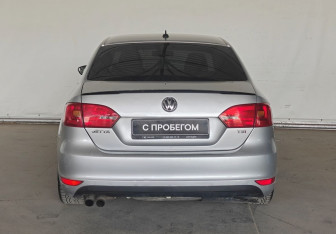 Подержанный автомобиль Volkswagen Jetta Sedan 2011 года (5 фото)