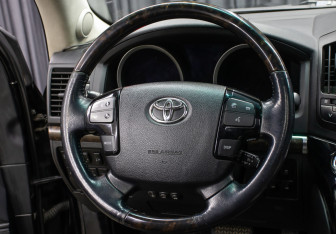 Подержанный автомобиль Toyota Land Cruiser Suv 2009 года (17 фото)