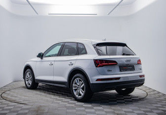 Подержанный автомобиль Audi Q5 2018 года (7 фото)
