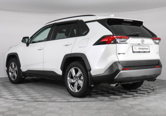 Подержанный автомобиль Toyota RAV4 2021 года (6 фото)