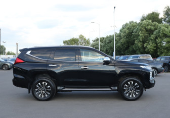 Подержанный автомобиль Mitsubishi Montero Sport 2023 года (4 фото)
